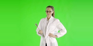 白种女性绿屏剪出实验服科学家