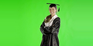 白人女子绿屏剪出毕业长袍大学学院