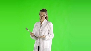 白种女性绿屏剪出实验服科学家视频素材模板下载