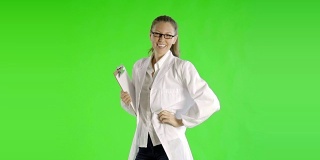 白种女性绿屏剪出实验服科学家