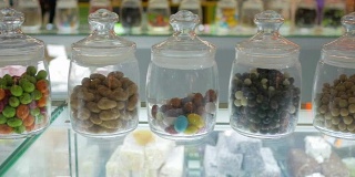 在超市柜台上装饰圆形糖果，彩色糖果和混合甜和美味的概念作为背景