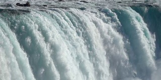 气势磅礴的尼亚加拉大瀑布，白水瀑布从陡峭的悬崖上倾泻而下