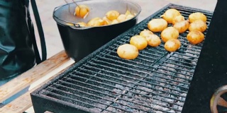 新鲜的土豆，放在烧烤架上翻个面