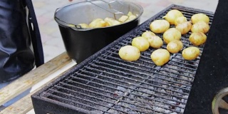新鲜的土豆，放在烧烤架上翻个面