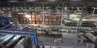 工业室内，生产瓷砖，现代化工厂室内，输送带，全景