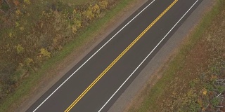 图:穿过乡村的高速公路上的黄白线标志