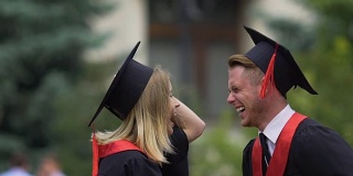大学毕业生拿着文凭打架，争着就业