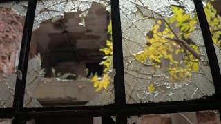 望着破败的鬼城中废弃建筑的破窗视频素材模板下载