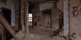 FPV:穿过房间，探索废墟中令人毛骨悚然的废弃房屋