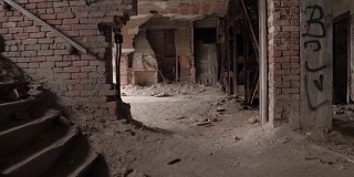 FPV:探索废弃倒塌住宅楼中被拆除的房间