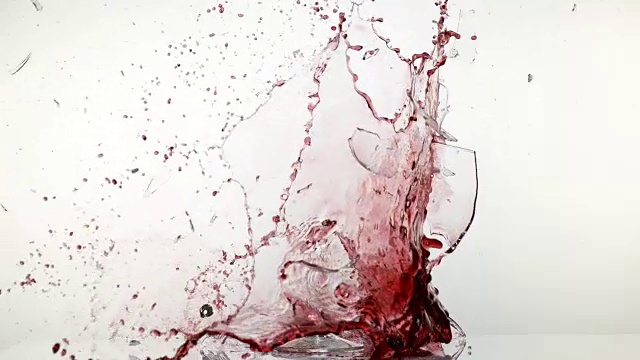 一杯红酒在白色背景下碎裂溅溅，慢镜头4K