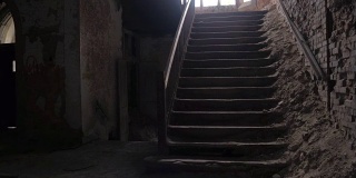 近距离观察:老教堂暗室石柱后的久经风雨的楼梯