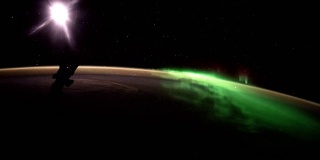 来自国际空间站的地球和北极光。这段视频由美国宇航局提供。
