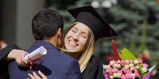 兴奋的女青年抱着男青年相对幸福，恭喜毕业