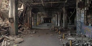 近距离观察:幽灵毁坏的车库在废弃的费希尔车身厂汽车厂，美国