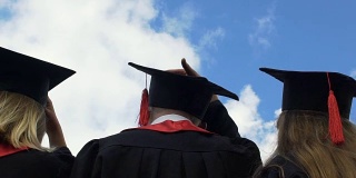 大学毕业生把学术帽抛向蓝天，展望未来