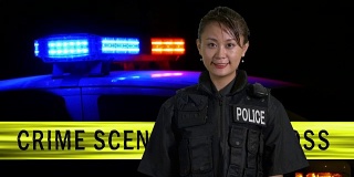 亚裔美国女警官微笑着