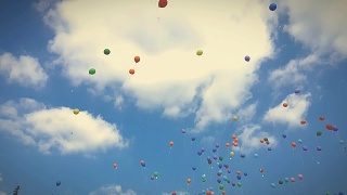 彩色的氦气球在天空中飞翔视频素材模板下载