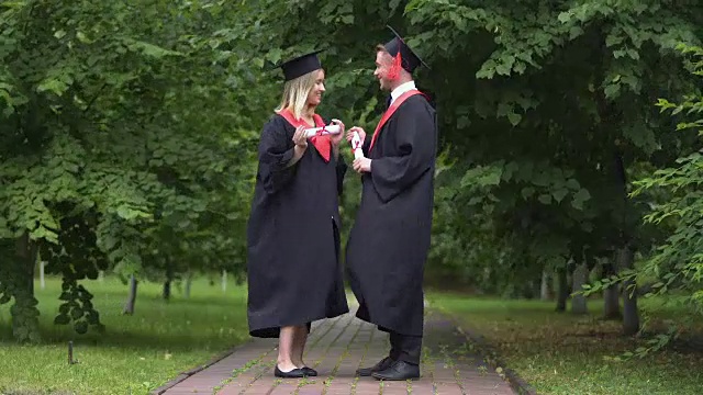 毕业典礼后，男女毕业生在公园里谈笑风生