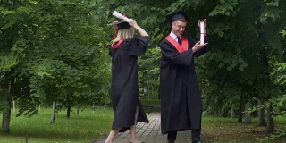 滑稽的毕业生穿着学士服，毕业后到处跳舞，鬼混