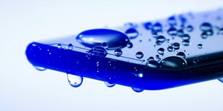 潮湿防水的智能手机覆盖着水滴