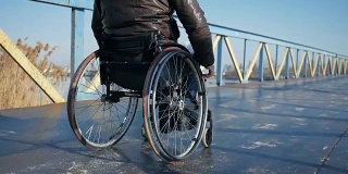 残疾人在桥上开车，残疾人自信，男性残疾人
