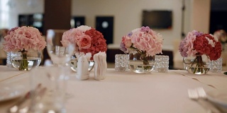 观赏精心装饰的婚宴餐桌