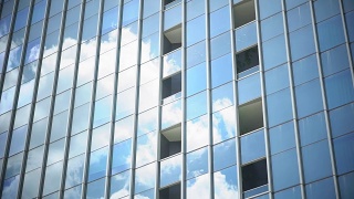 移动的云反射在窗户建筑上视频素材模板下载