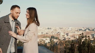 年轻美丽的夫妇拥抱和亲吻罗马的全景，意大利。快乐男女的浪漫约会视频素材模板下载