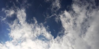云的时间随着云向相机的方向流逝而流逝。在晴朗的早晨拍摄，有蓬松的棉絮型云彩