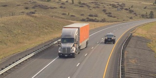 卡车和SUV在高速公路上行驶，接近落基山脉