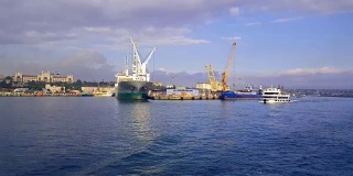 两艘停泊在土耳其伊斯坦布尔港的船