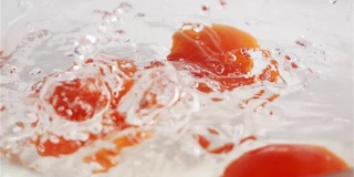 几个红色的西红柿扑通一声掉进水里