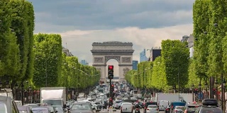 法国巴黎凯旋门和香榭丽舍大道上的巴黎城市天际线，4K时间流逝