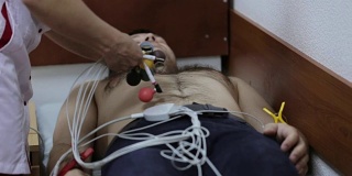 心脏病专家医生准备病人摘除心电图