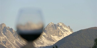 一杯以山为背景的葡萄酒