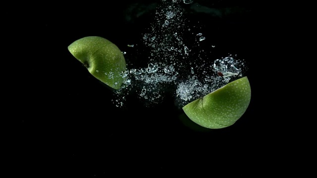 绿苹果，苹果，水果入水，黑色背景，慢镜头4K