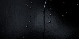 水滴滴落在豪华的黑色背景上