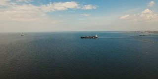 航空货船在海上抛锚停泊。菲律宾,马尼拉