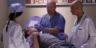 一名头部受伤的男子正在接受医生的检查
