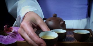 4k日本茶道，奉杯