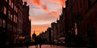 美丽的欧洲城市街道天空日落，粉红色和橙色的云，剪影
