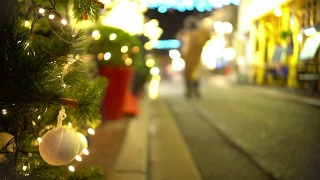 Christmas atmosphere in the city, beautifully decorated fir-tree near restaurant视频素材模板下载