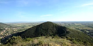 从山顶上的比萨平原