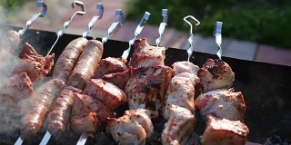 烧烤美味的肉在烤架上烤。一次烧烤聚会。在明火上烤的猪肉块