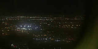 飞机窗外的城市夜空
