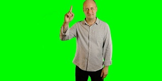 积极的白人成年男子显示手势在绿色屏幕阿尔法通道。微笑的白人男子手指手势模板。