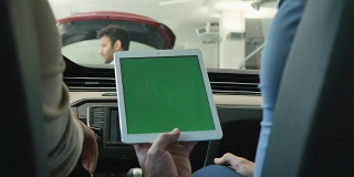 一男一女在车里用平板电脑