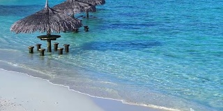 马尔代夫海滩的海洋酒吧。绿松石蓝色的大海里的热带小屋座位用慢镜头拍摄