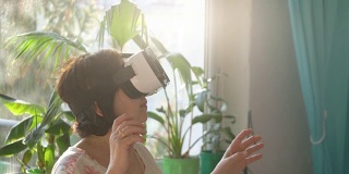 高级女性探索4k虚拟现实的视频